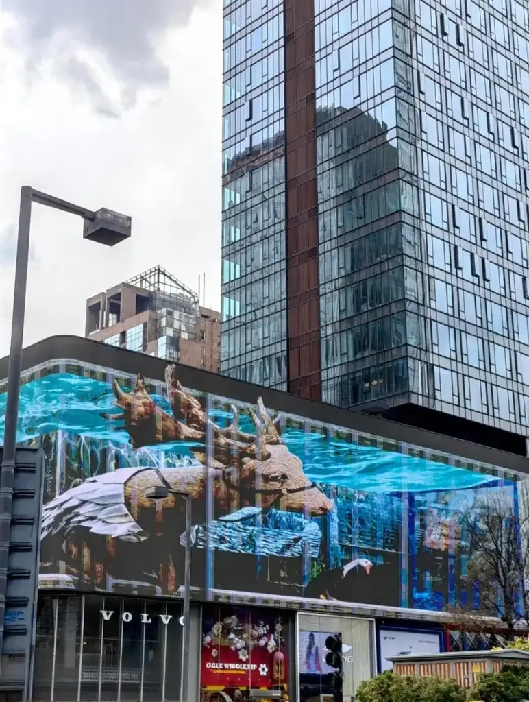 Chengdu Taikoo Li 3D naked eye screen giraffe