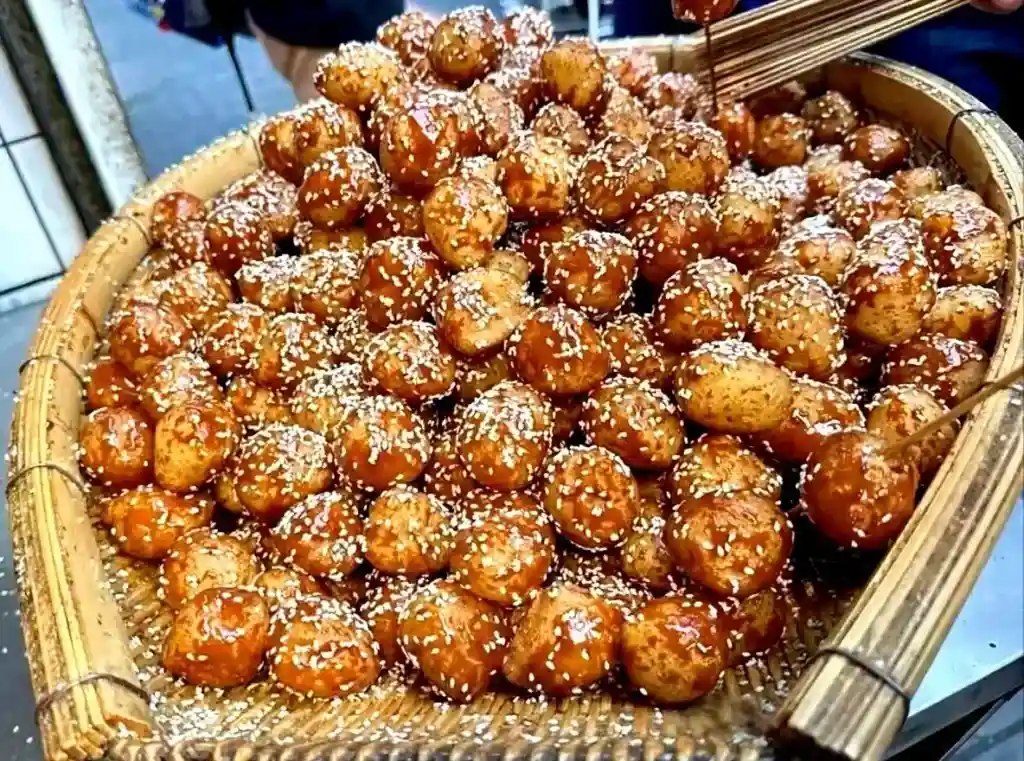 Chengdu’s famous snack Sugar-coated fruit