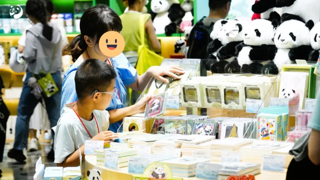 Tourists shopping at the Xingxing Delivery Room Cultural and Creative Store