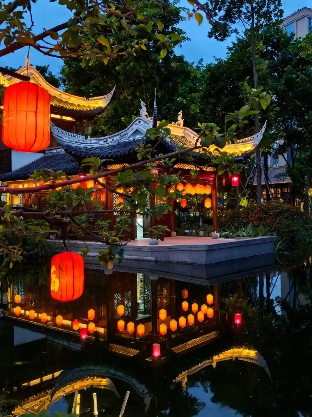 Night view of Chengdu Tiexiang Temple Water Street