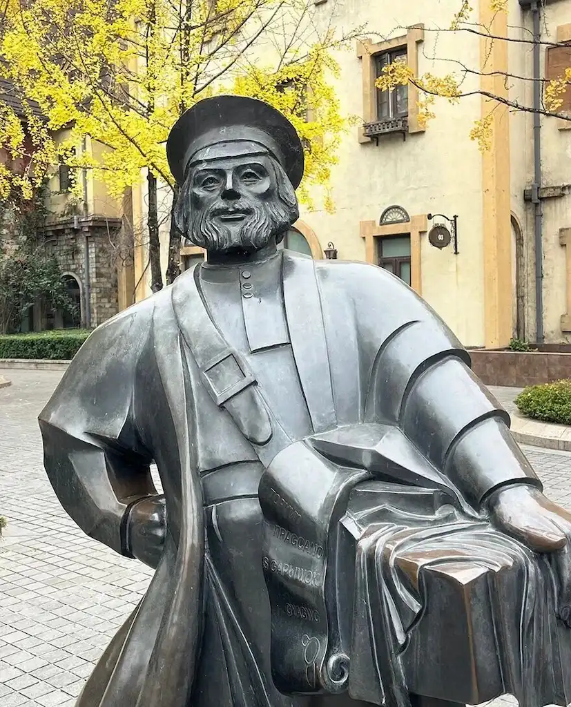 Bronze sculptures at Chengdu Nanhu Wetland Park