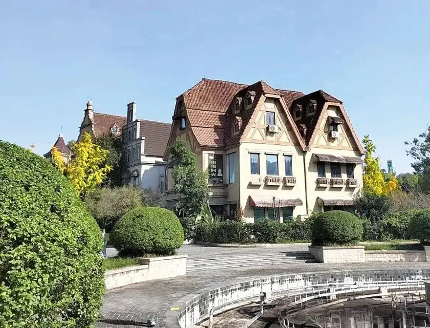 Red-roofed houses in Chengdu Nanhu Wetland Park