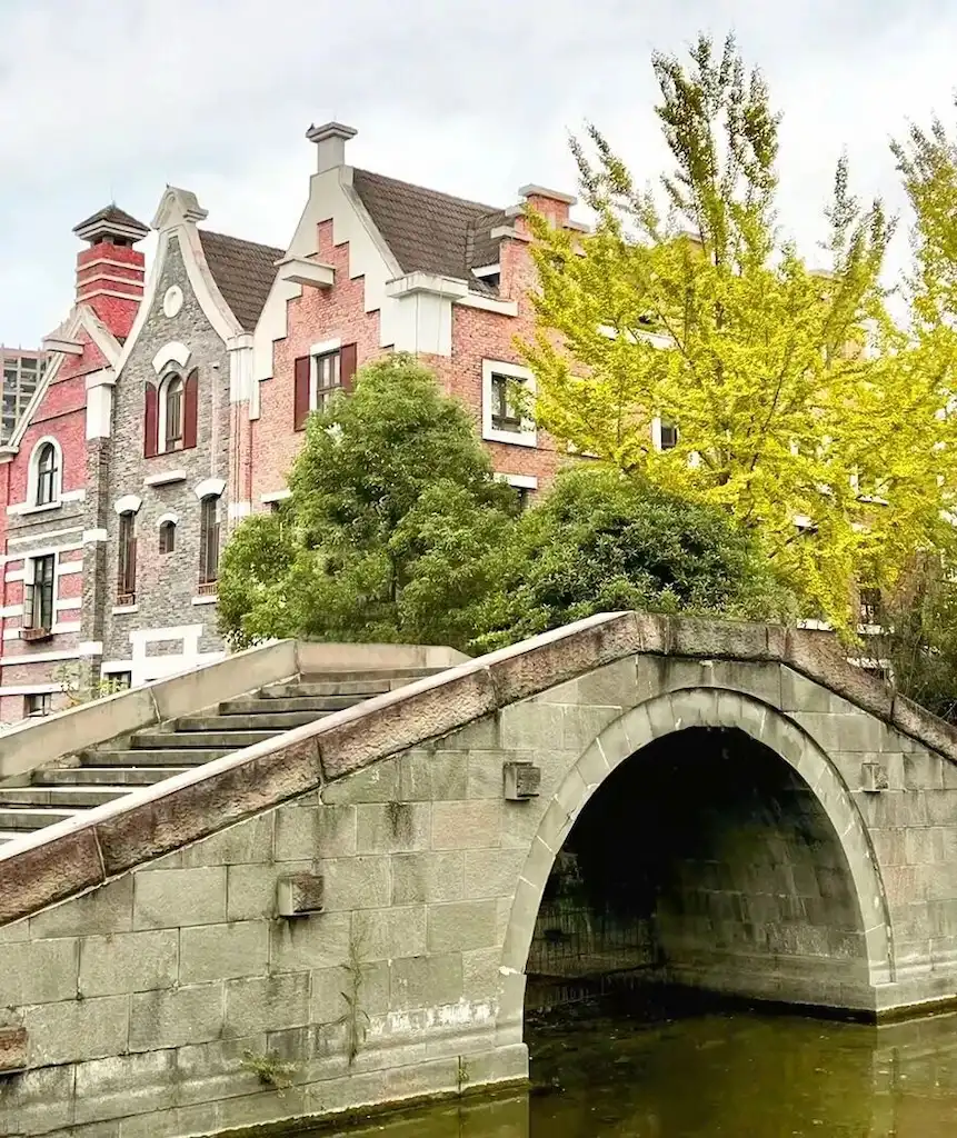 Stone arch bridge in Chengdu Nanhu Wetland Park