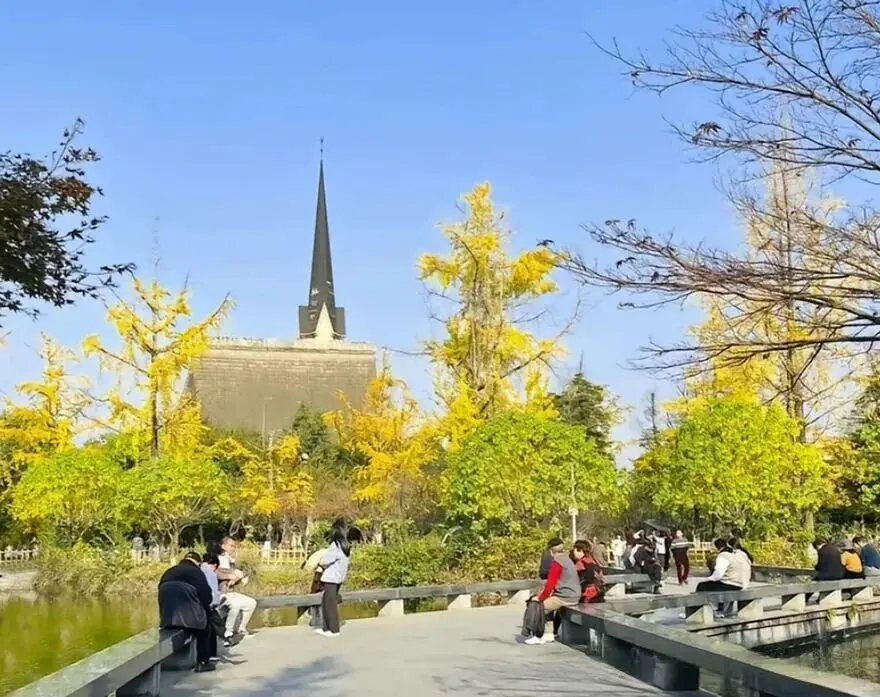 The covered walkway at Chengdu Nanhu Wetland Park