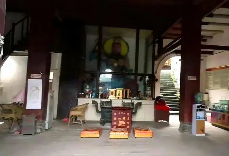 The main hall of Lingguan Temple in Luocheng Ancient Town