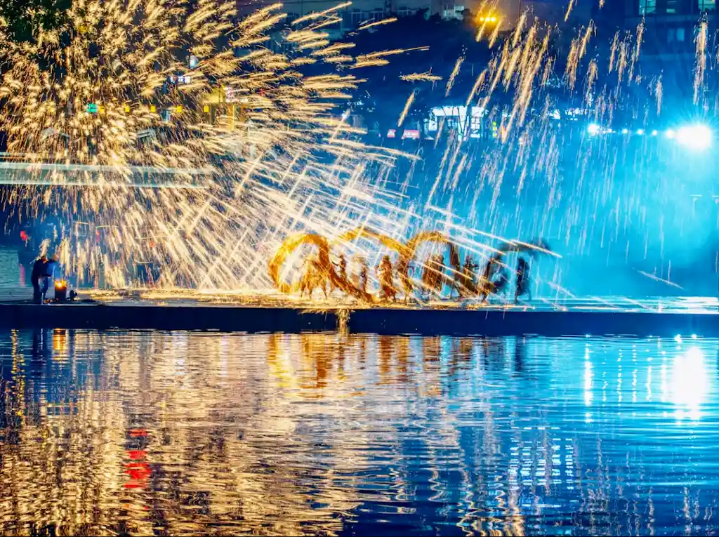 Fire Dragon Lantern Dance in Huanglongxi Ancient Town