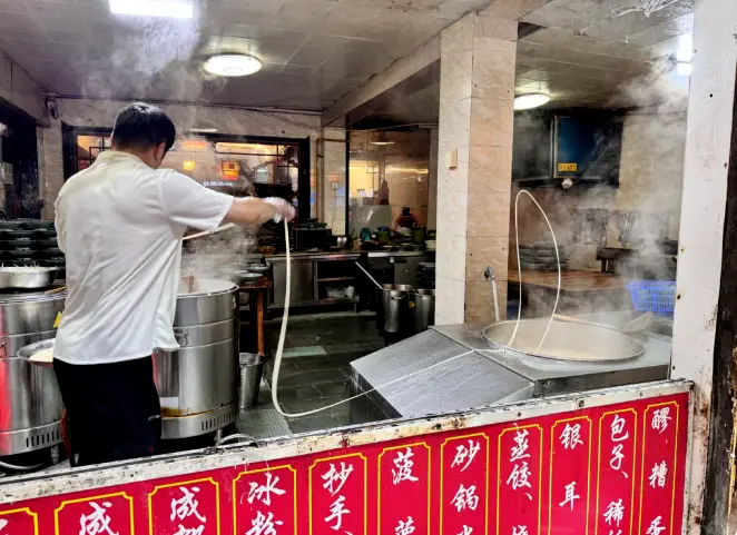 Food in Huanglongxi Ancient Town One-strand noodles