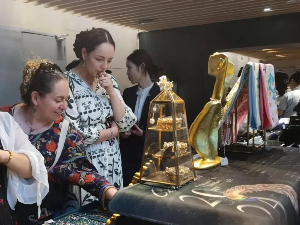 Foreign tourists visiting the Chengdu Museum