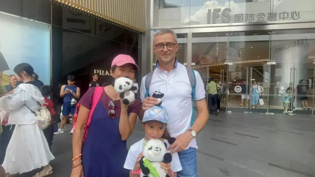 Gildas bought six panda-themed items in one go.