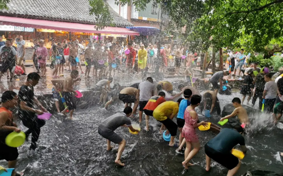 Splashing water in Huanglongxi Ancient Town