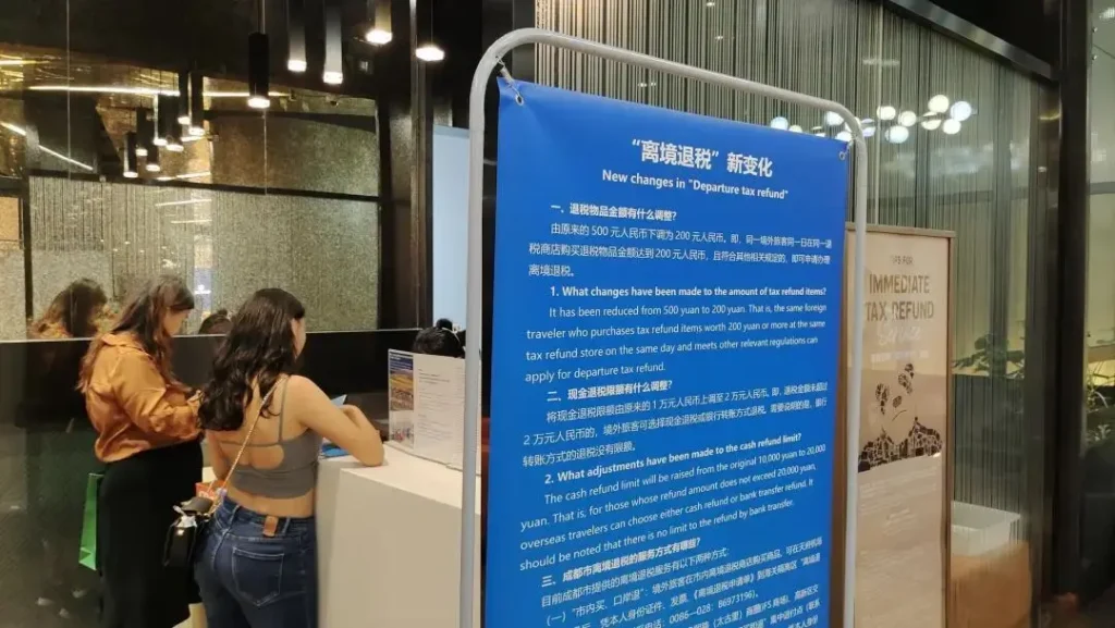 shopping in chengdu:Two Malaysian tourists processed their instant tax refund at Chengdu IFS.