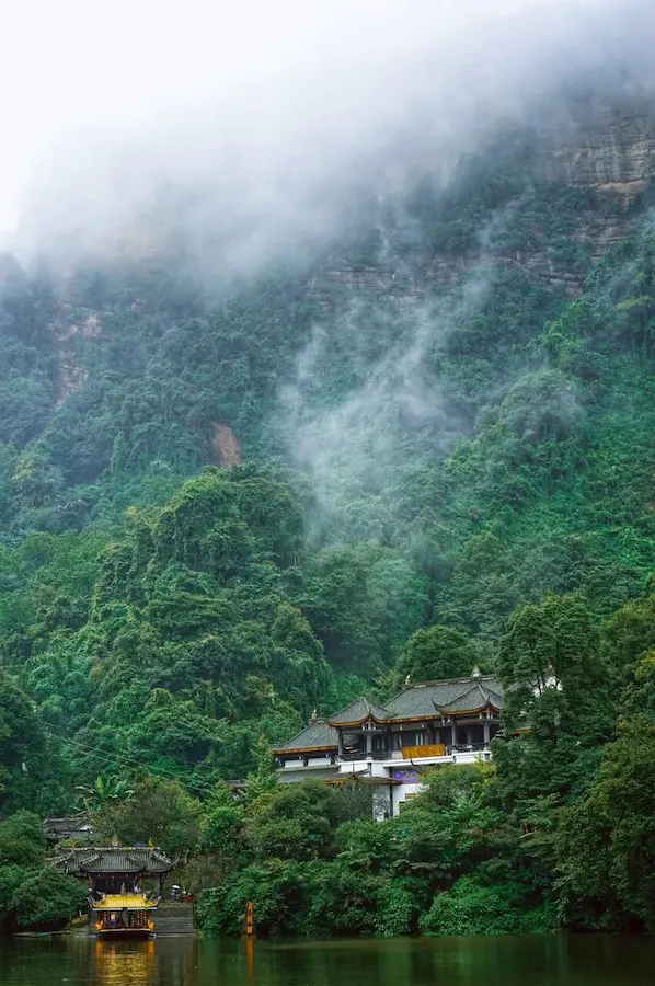how to get to mount qingcheng from chengdu:Moon City Lake in Qingcheng Mountain