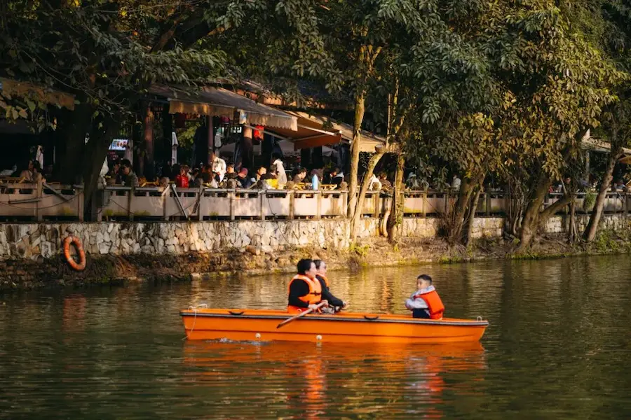 The artificial lake in Chengdu People's Park